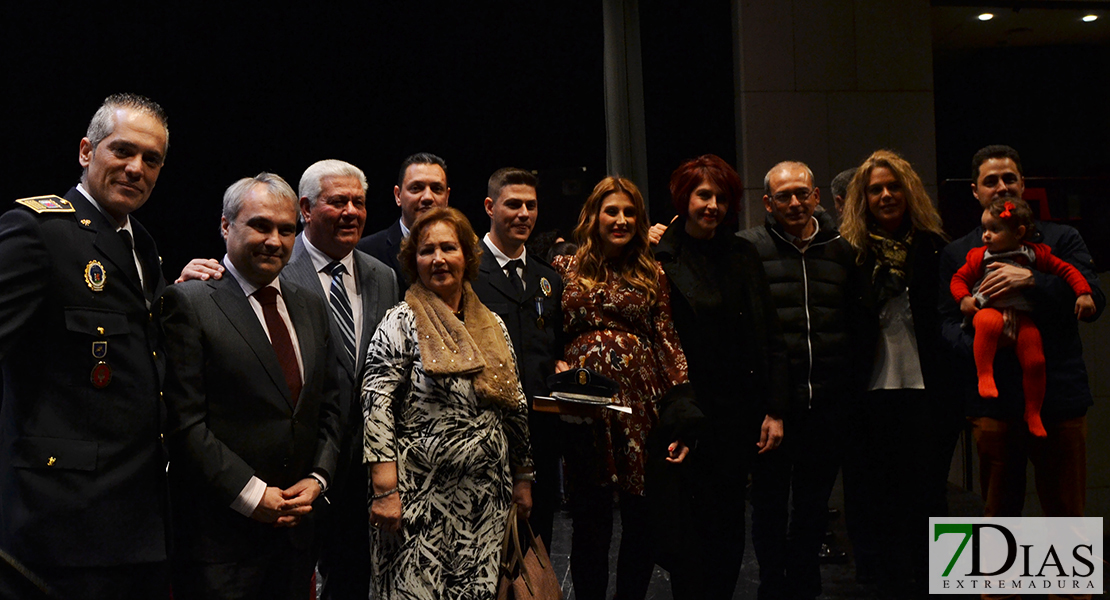 Imágenes del acto de entrega de Medallas de la Policía Local en Badajoz