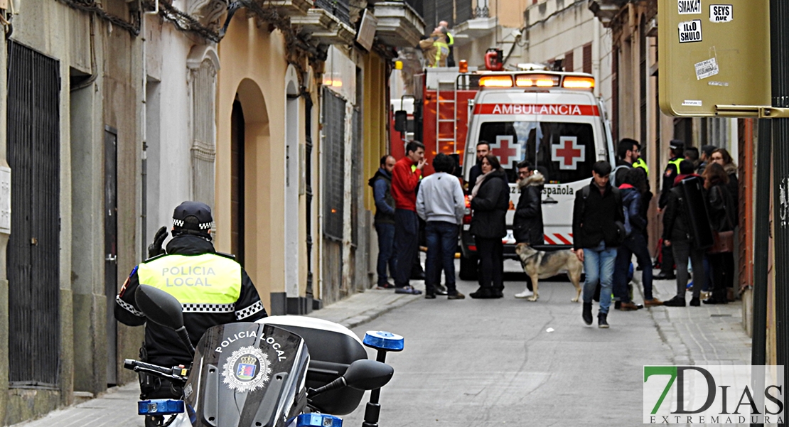 Bomberos y Policía Local le salvan la vida a una familia en Badajoz