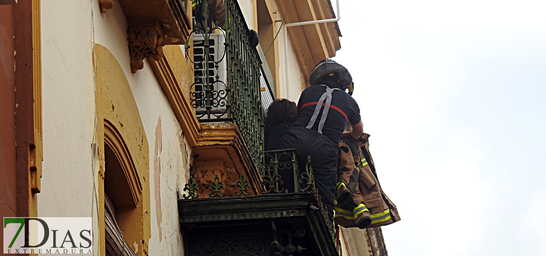 Bomberos y Policía Local le salvan la vida a una familia en Badajoz