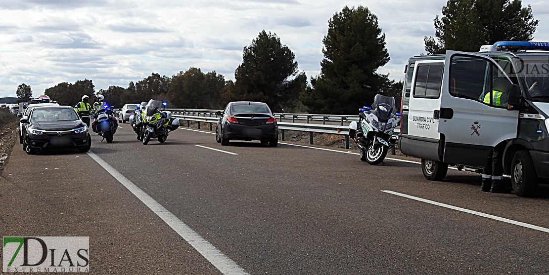 La autovía A-5 permanece cortada durante horas por el vuelco de un tráiler