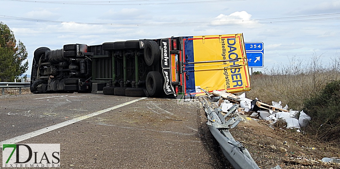 La autovía A-5 permanece cortada durante horas por el vuelco de un tráiler