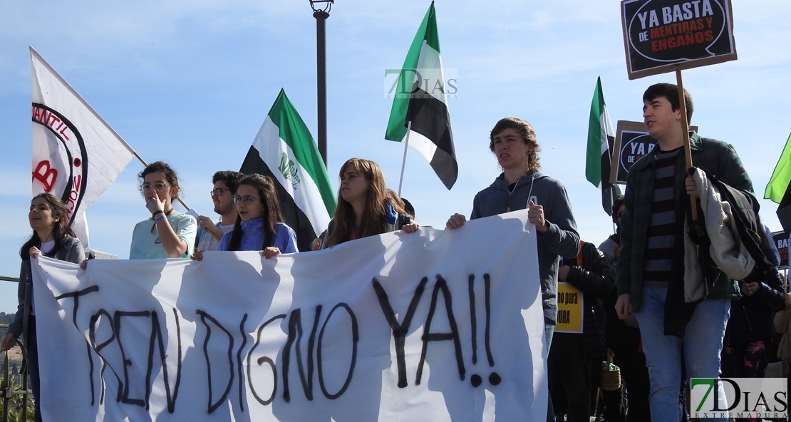 Imágenes de la manifestación por un Tren Digno en Badajoz