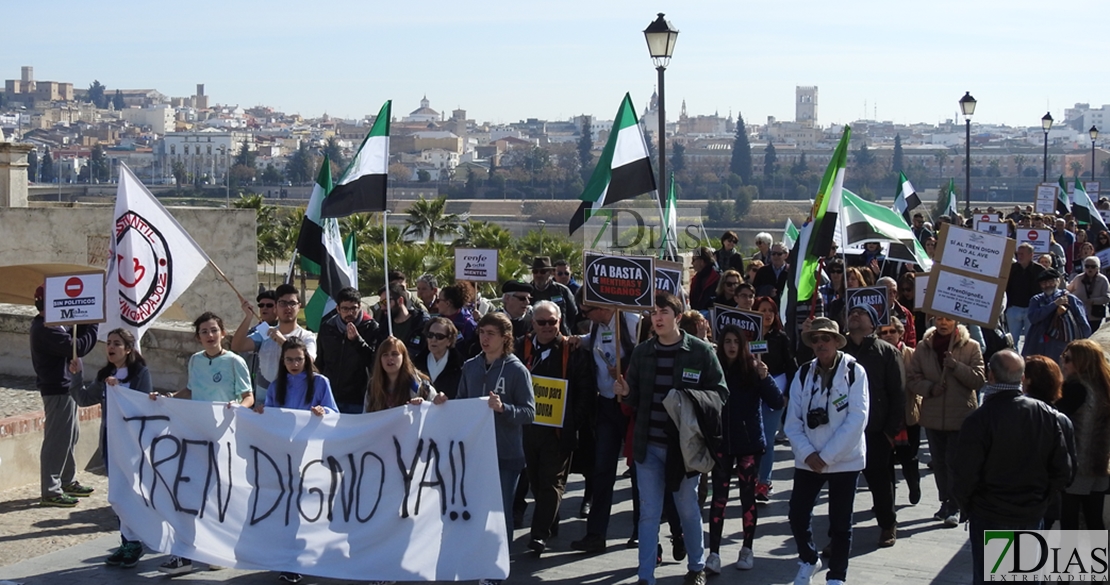 Imágenes de la manifestación por un Tren Digno en Badajoz