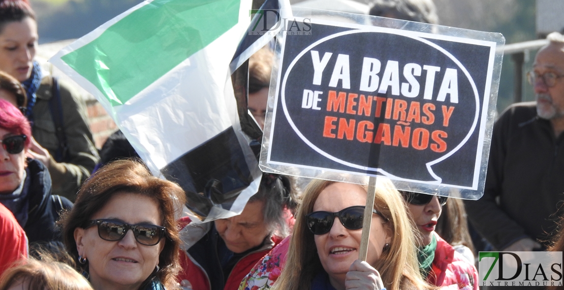 Imágenes de la manifestación por un Tren Digno en Badajoz