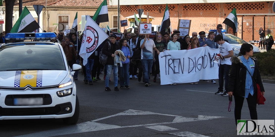 Imágenes de la manifestación por un Tren Digno en Badajoz