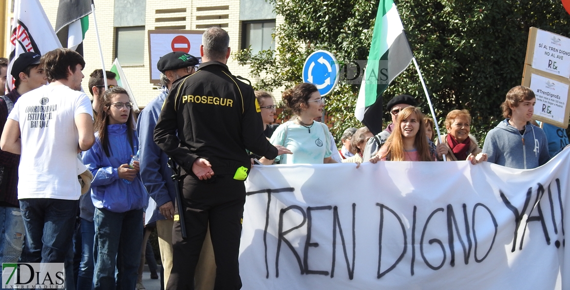 Imágenes de la manifestación por un Tren Digno en Badajoz