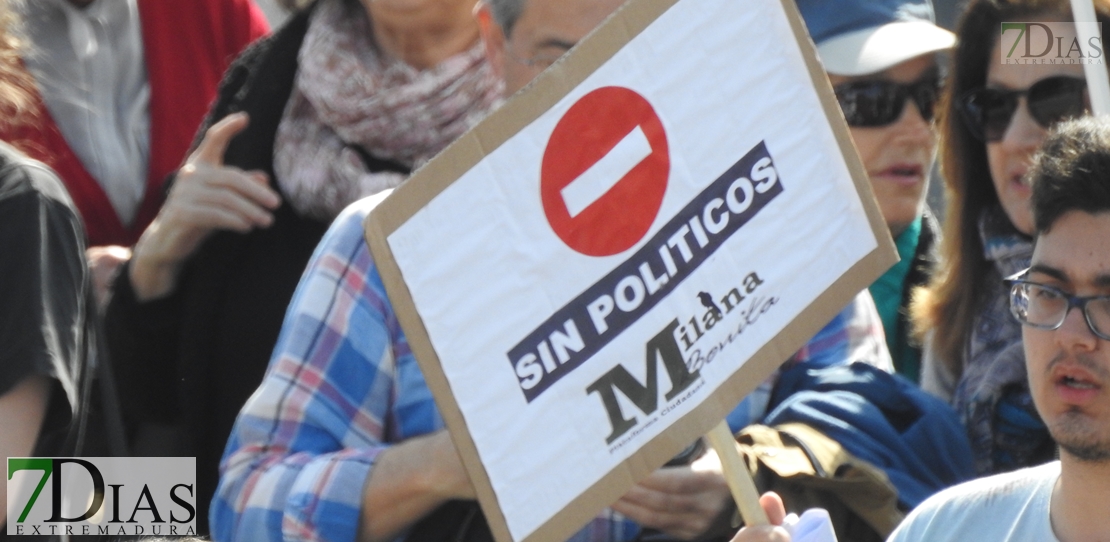 Imágenes de la manifestación por un Tren Digno en Badajoz