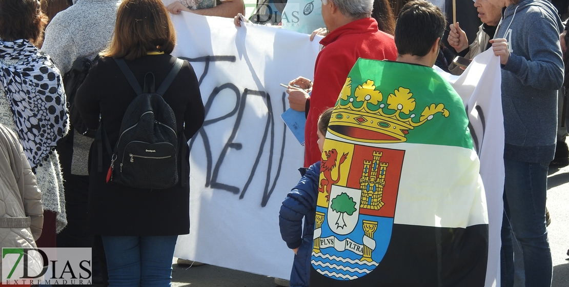 Imágenes de la manifestación por un Tren Digno en Badajoz