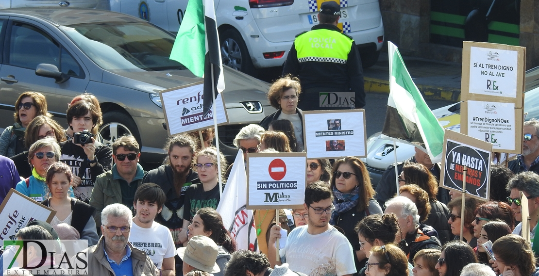 Imágenes de la manifestación por un Tren Digno en Badajoz