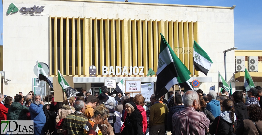 Imágenes de la manifestación por un Tren Digno en Badajoz