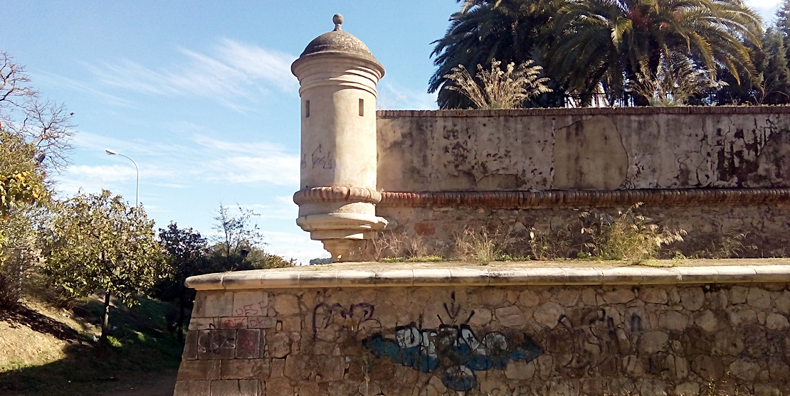 La Asociación Cívica denuncia el abandono del foso junto a Puerta de Palmas