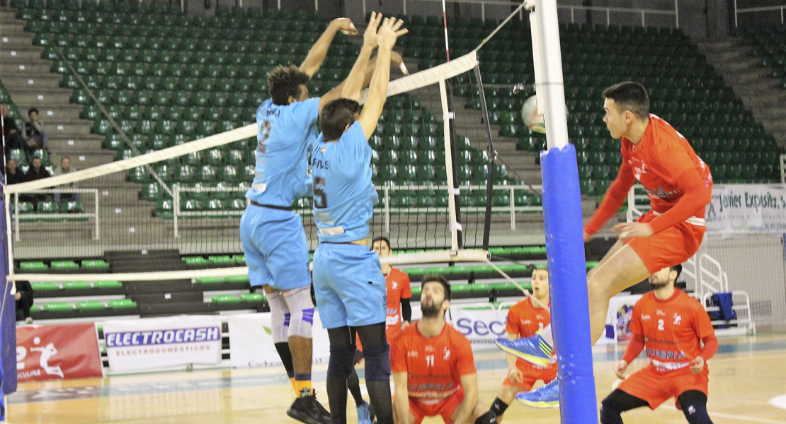 Imágenes del Electrocash Cáceres 1 - 3 Voley Dumbria