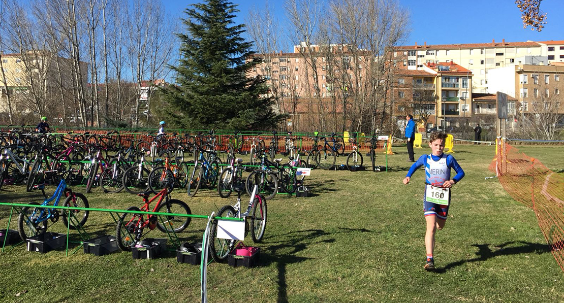 Las categorías inferiores del triatlón extremeño se exhiben en Plasencia