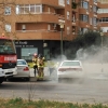 Los bomberos sofocan el incendio en un vehículo estacionado en Valdepasillas