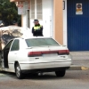 Los bomberos sofocan el incendio en un vehículo estacionado en Valdepasillas