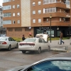 Los bomberos sofocan el incendio en un vehículo estacionado en Valdepasillas