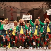 Actuación de la murga A Contragolpe en Preliminares