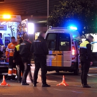 Accidente de tráfico entre dos motoristas en la Avenida Santa Marina (Badajoz)