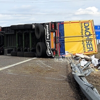 La autovía A-5 permanece cortada durante horas por el vuelco de un tráiler