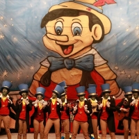 Actuación de la murga Las Polichinelas en Preliminares