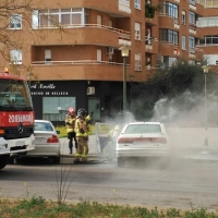 Los bomberos sofocan un incendio en un coche estacionado en Valdepasillas