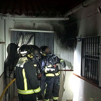 Rápida actuación de los bomberos en el incendio de una vivienda