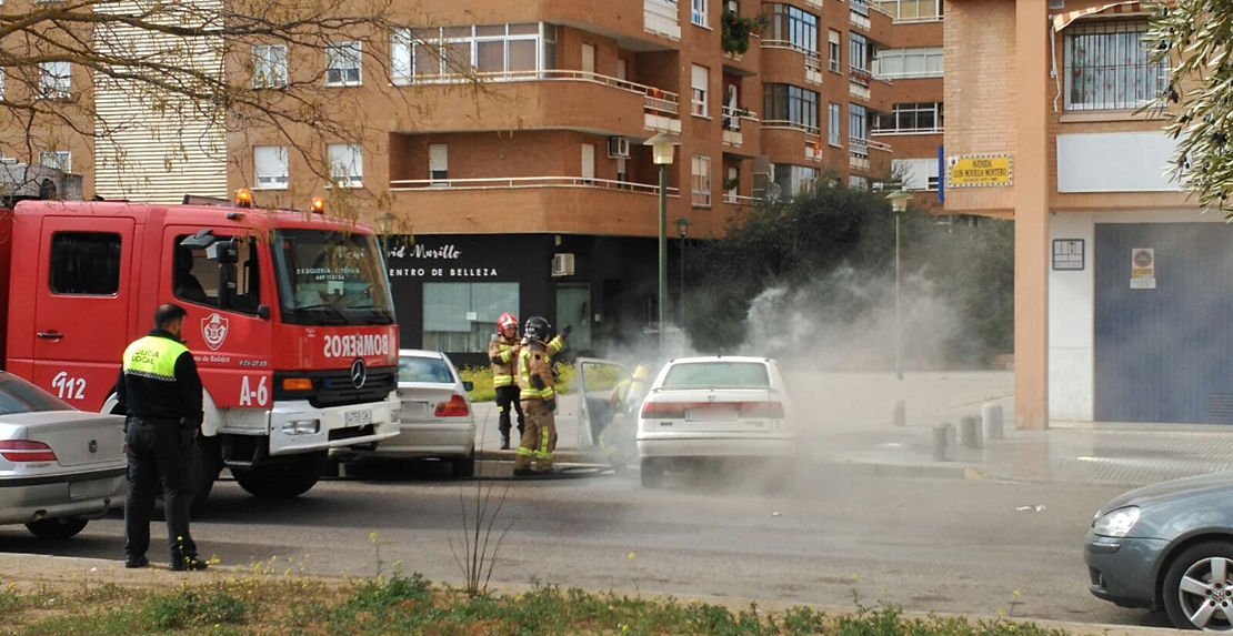 Los bomberos sofocan el incendio en un vehículo estacionado en Valdepasillas