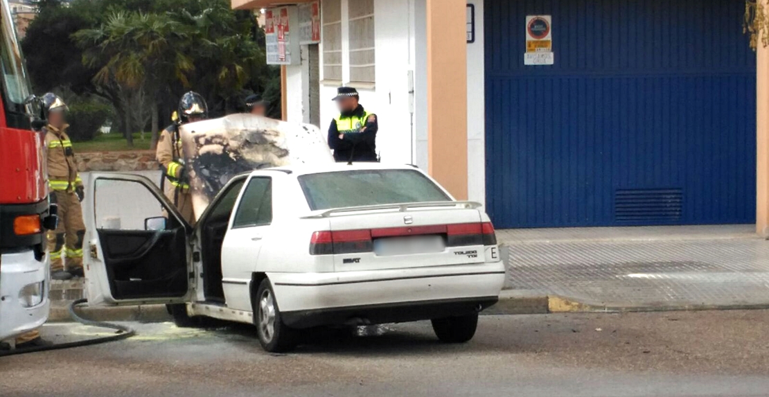 Los bomberos sofocan el incendio en un vehículo estacionado en Valdepasillas