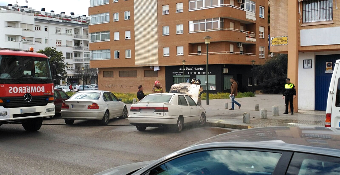 Los bomberos sofocan el incendio en un vehículo estacionado en Valdepasillas