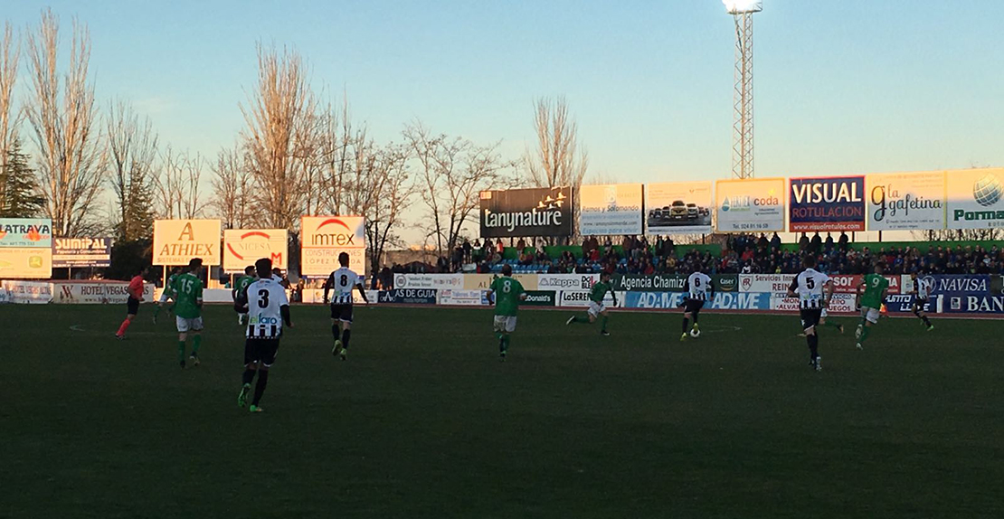 El Villanovense noquea al CD. Badajoz en el descuento