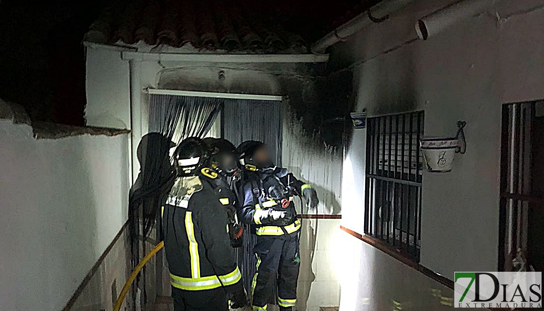 Rápida actuación de los bomberos en el incendio de una vivienda