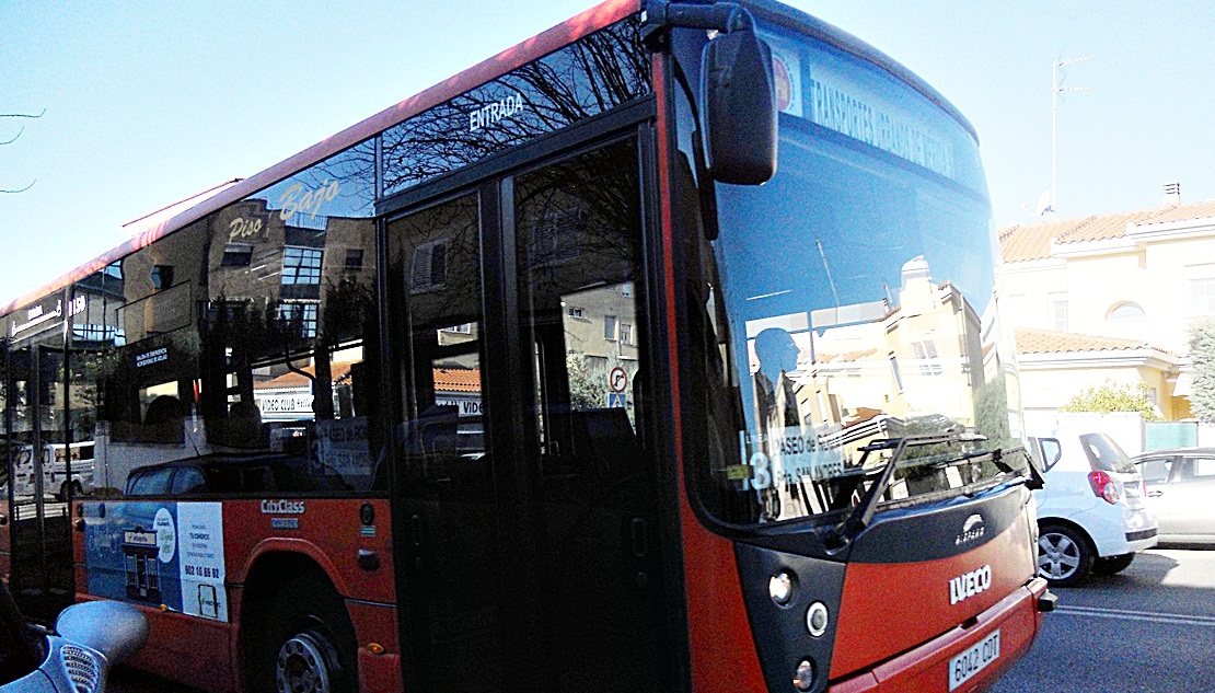 Con dos nuevos vehículos y cuatro despidos, así comienza la nueva red de bus