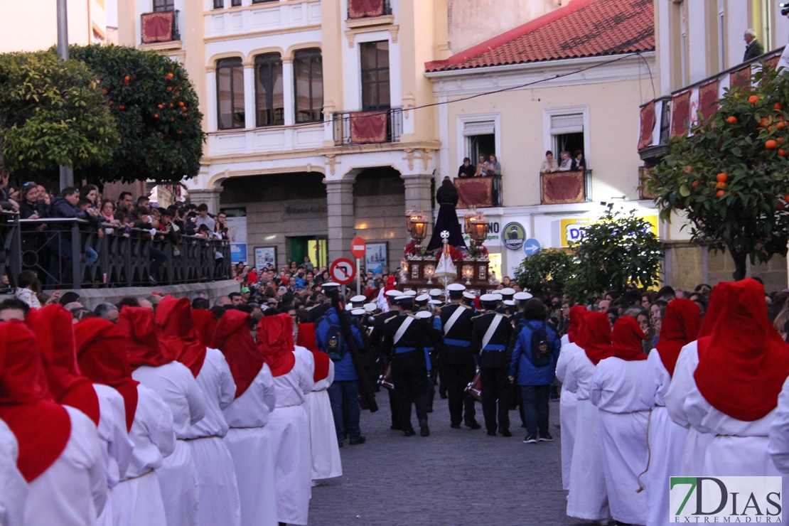 La Cofradía Infantil consigue llenar el centro de Mérida este Lunes Santo