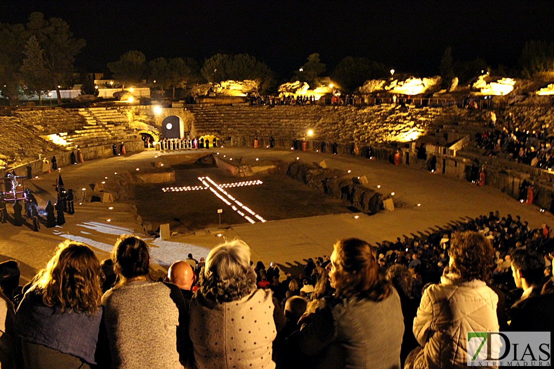 La lluvia impide celebrar el Vía Crucis en el Anfiteatro Romano