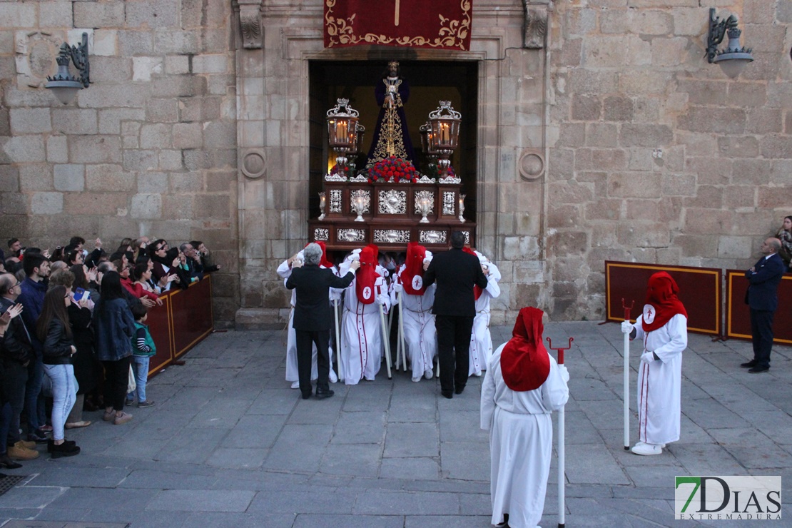La Cofradía Infantil consigue llenar el centro de Mérida este Lunes Santo