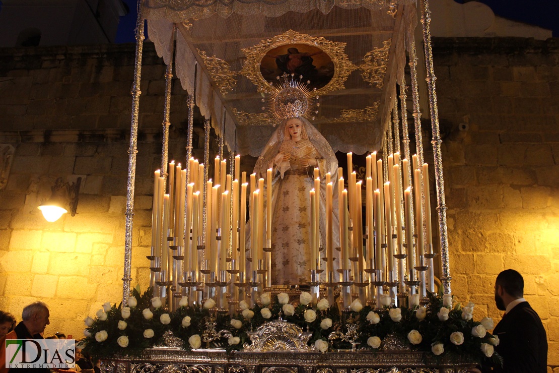 La Cofradía Infantil consigue llenar el centro de Mérida este Lunes Santo