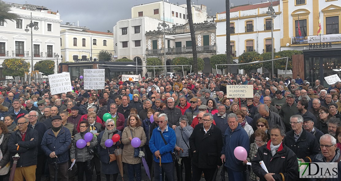 El reclamo de unas pensiones dignas consigue reunir a centenares de personas en Mérida