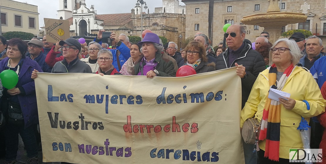 El reclamo de unas pensiones dignas consigue reunir a centenares de personas en Mérida