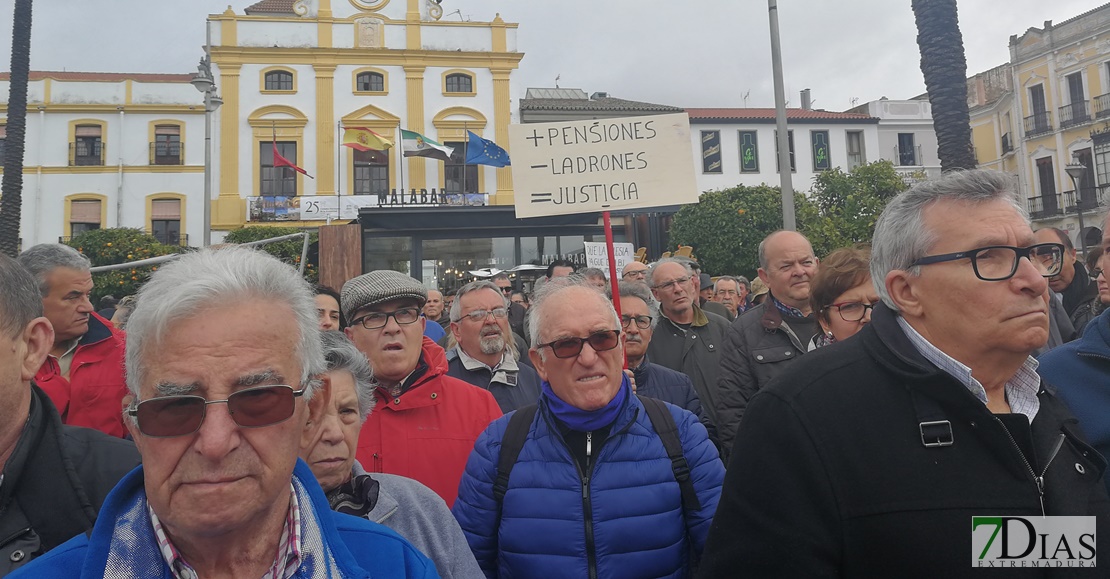 El reclamo de unas pensiones dignas consigue reunir a centenares de personas en Mérida