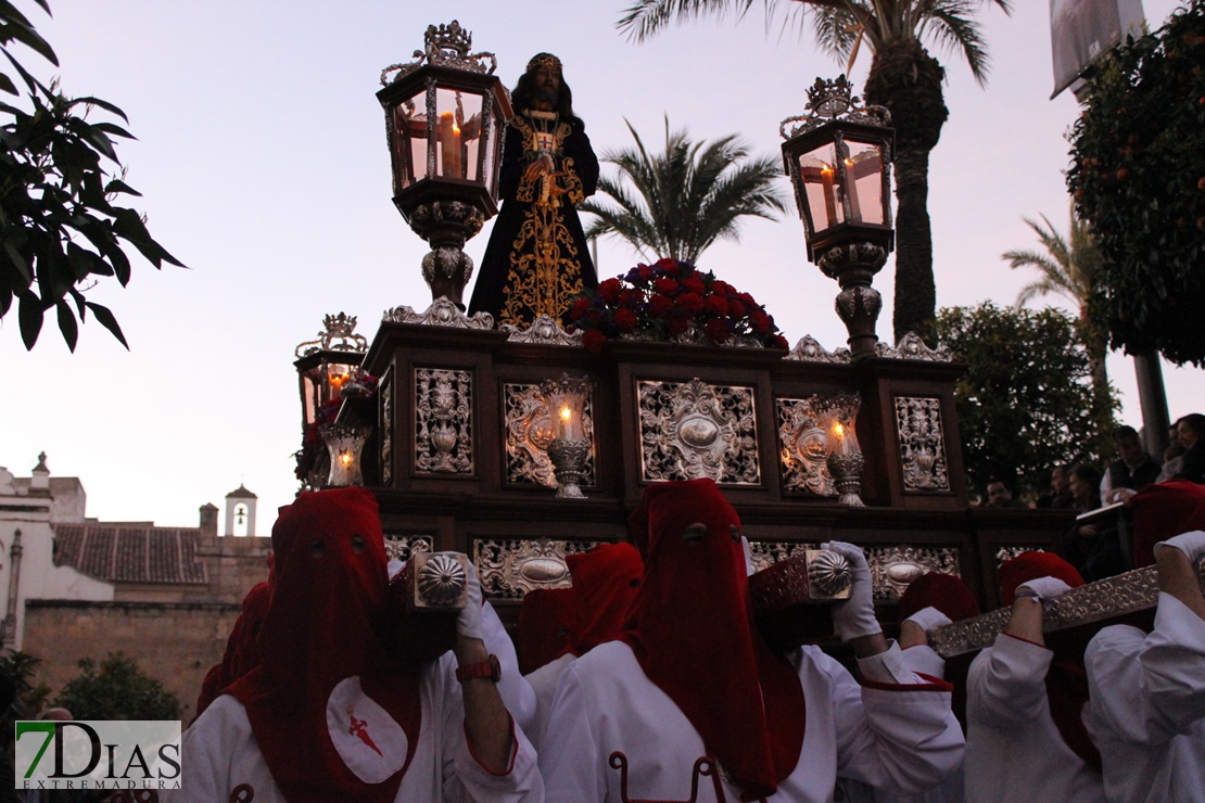 La Cofradía Infantil consigue llenar el centro de Mérida este Lunes Santo