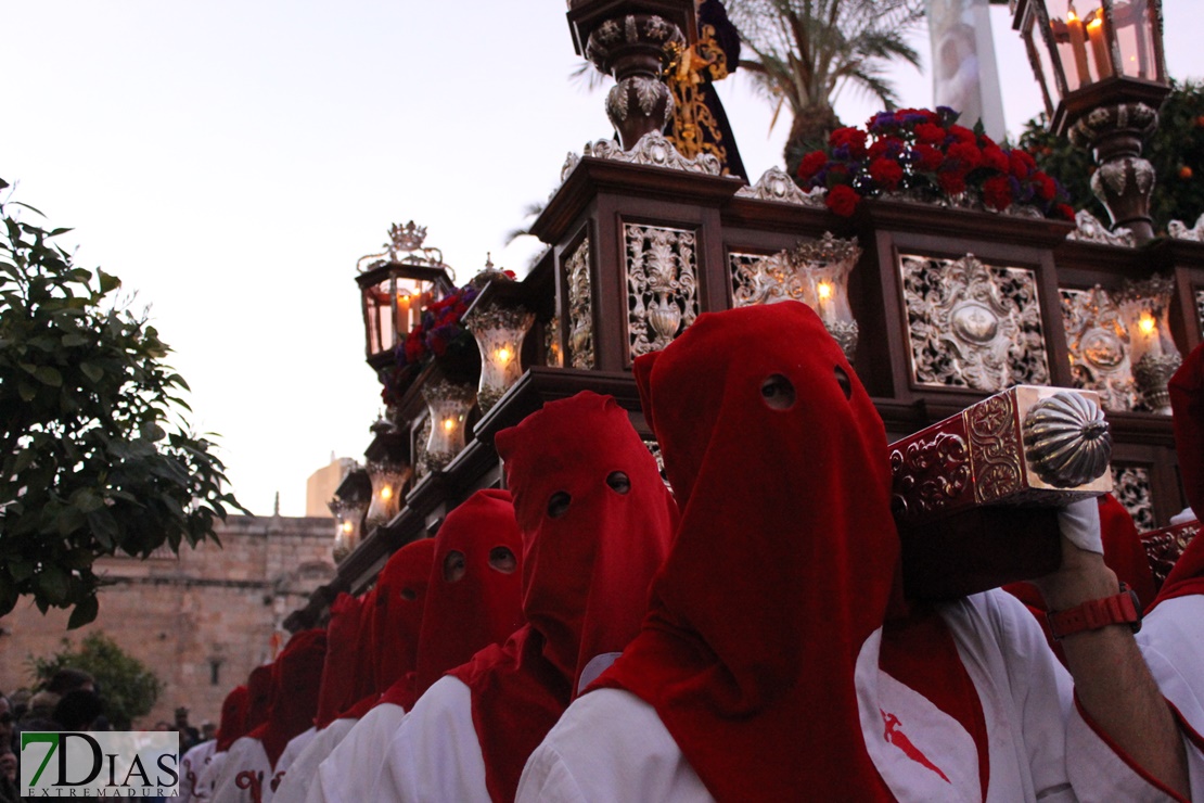 La Cofradía Infantil consigue llenar el centro de Mérida este Lunes Santo