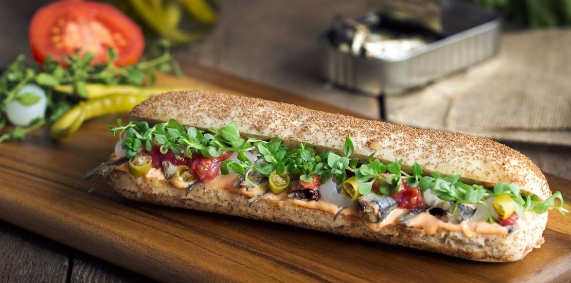 Hasta bocadillos de sardinas en la I Ruta de la Tapa Solidaria de Cáceres