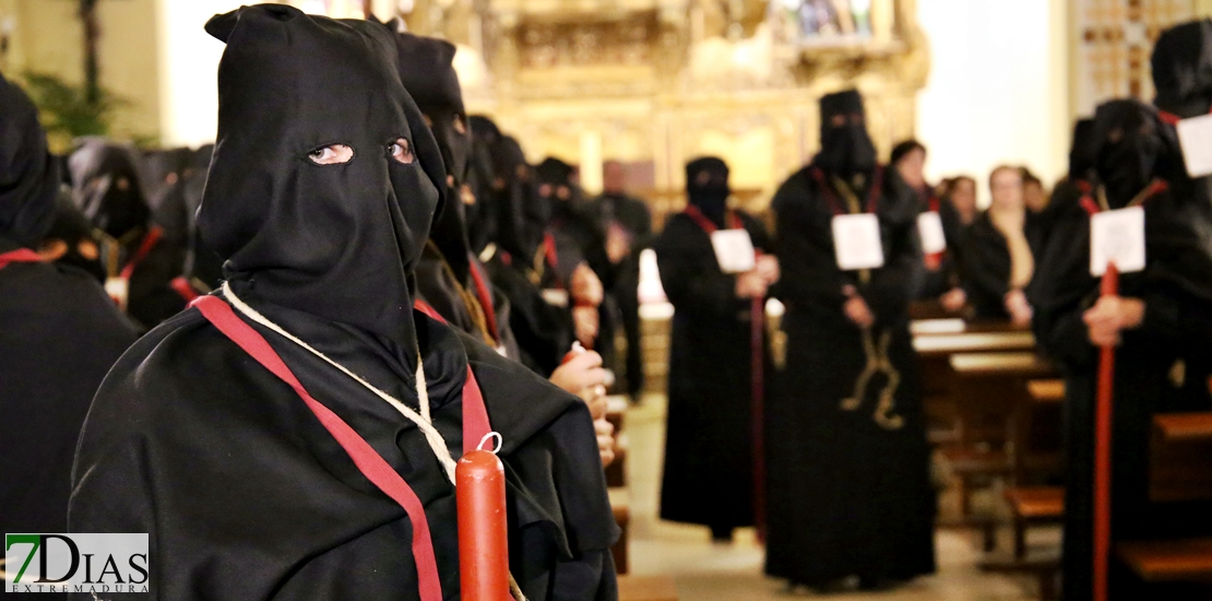 El Silencio acapara todas las miradas la madrugada del Viernes Santo en Badajoz