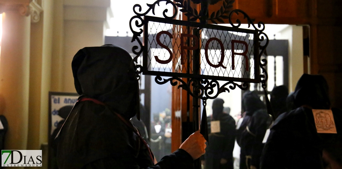 El Silencio acapara todas las miradas la madrugada del Viernes Santo en Badajoz