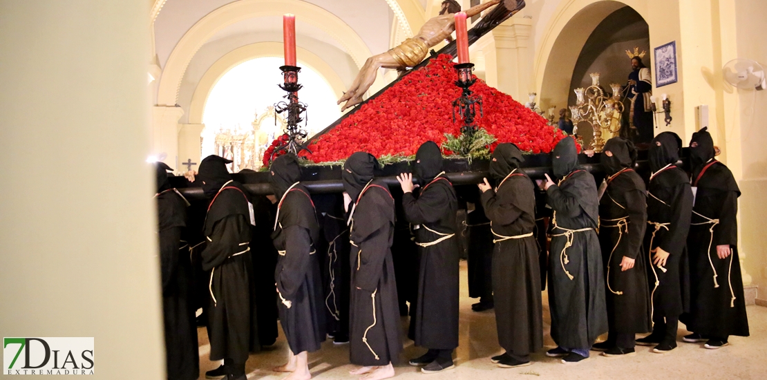 El Silencio acapara todas las miradas la madrugada del Viernes Santo en Badajoz