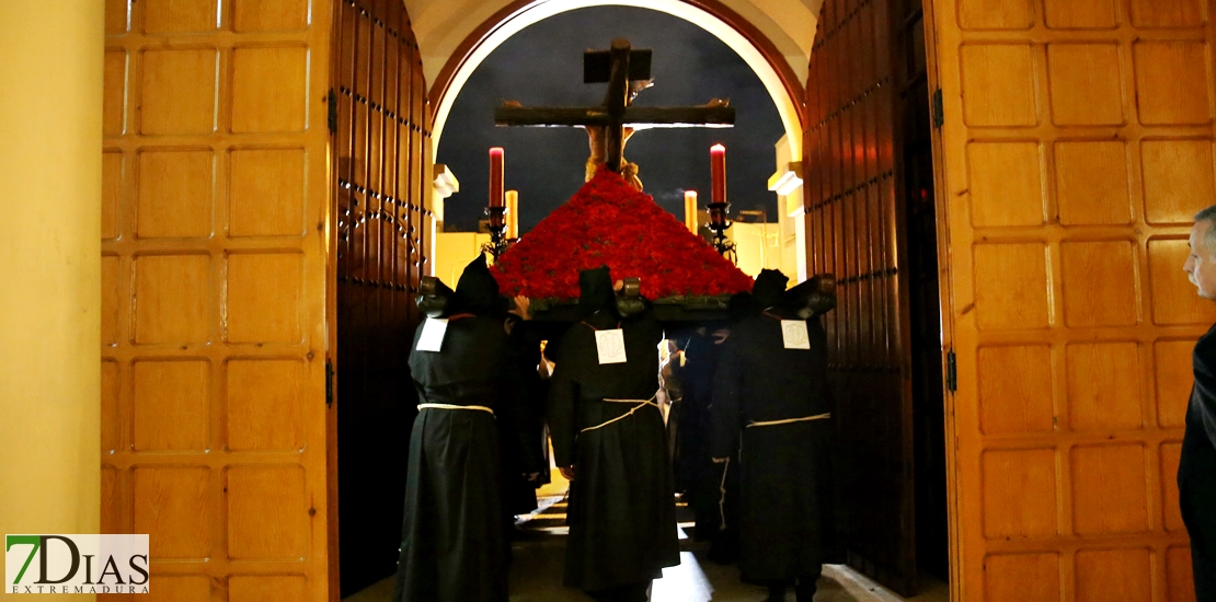 El Silencio acapara todas las miradas la madrugada del Viernes Santo en Badajoz