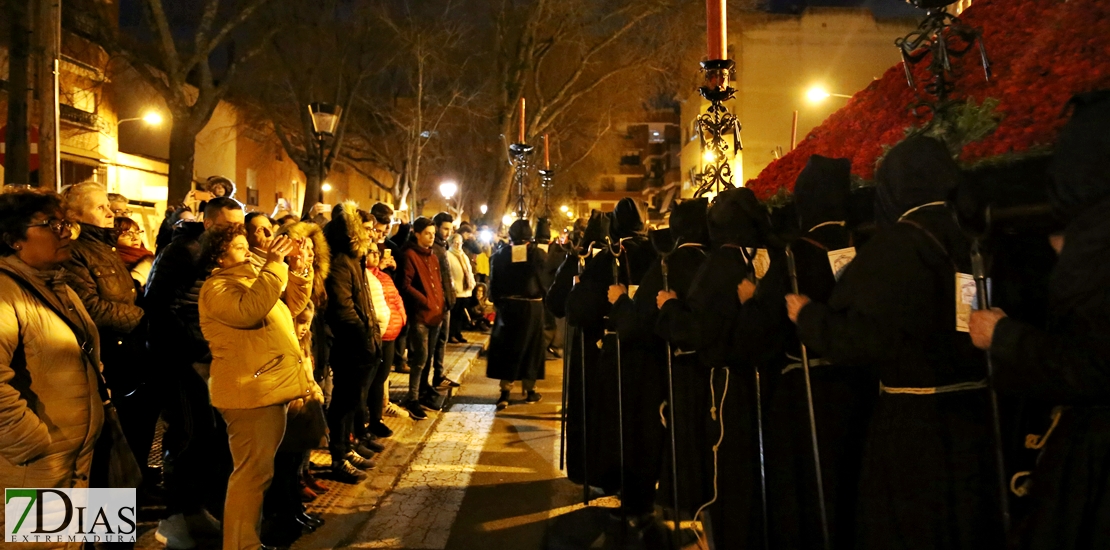 El Silencio acapara todas las miradas la madrugada del Viernes Santo en Badajoz