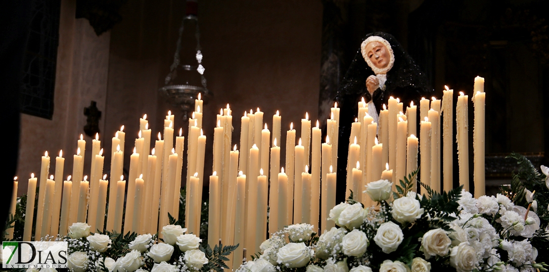 Luto y saetas para recibir en la Soledad a la Patrona de Badajoz