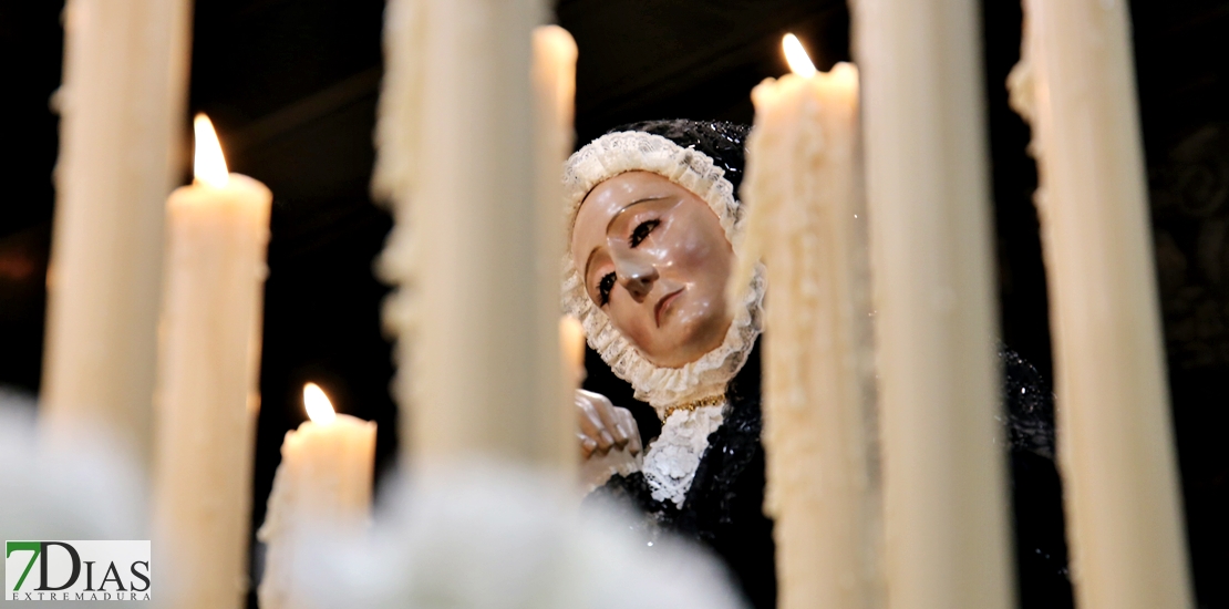 Luto y saetas para recibir en la Soledad a la Patrona de Badajoz