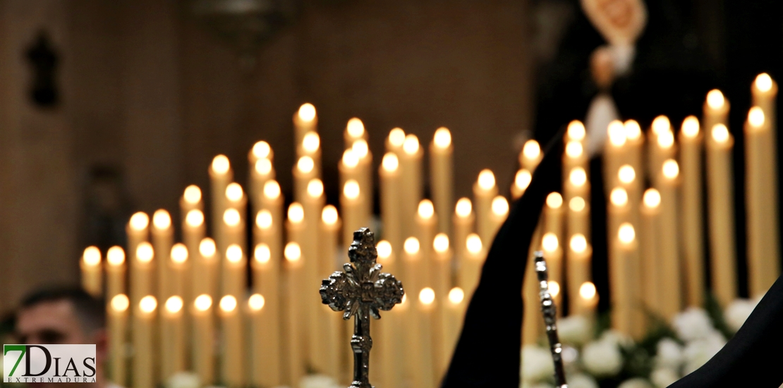 Luto y saetas para recibir en la Soledad a la Patrona de Badajoz